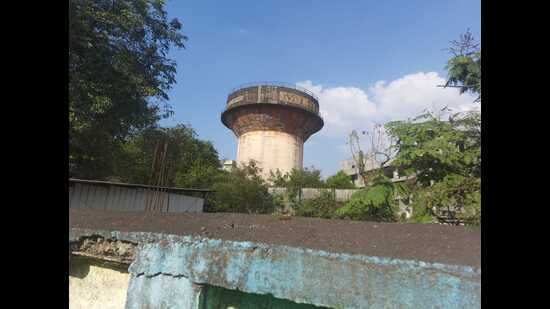 The old water tank in Dombivli MIDC that has been lying unused for years. (HT PHOTO)