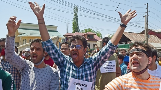 Kashmiri Pandits raise slogans as they block the road at Sheikhpora during a protest against the recent killing of a Kashmiri Pandit, Rahul Bhat.(ANI)
