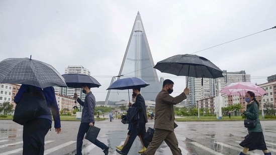 Pessoas usando máscaras protetoras caminham em meio a preocupações com a nova doença de coronavírus (Covid-19) em Pyongyang, Coreia do Norte. (REUTERS)