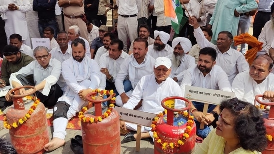 Haryana Congress leaders protesting fuel price rise, Ambala Cantonment, May 12, 2022. (HT Photo)