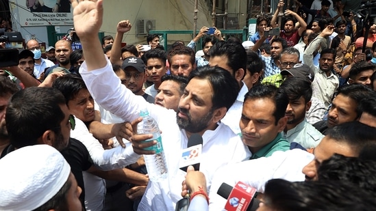 AAP MLA Amanatullah Khan speaking to the media during an anti-encroachment drive in the Shaheen Bagh area.(ANI)