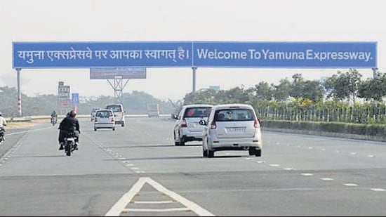 According to police, most accidents on the expressway--including the one on Thursday when an SUV ferrying seven people hit a truck--take place during the night because drivers feel sleepy and are unable to react quickly in case of emergencies. (HT Archive)