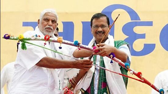 Delhi chief minister Arvind Kejriwal with Bharatiya Tribal Party (BTP) founder Chhotubhai Vasava holds a bow and an arrow during the 'Adivasi Sankalp Mahasammelan', at Chanderiya, in Bharuch on May 1. (AAP Gujarat. Mission2022 Twitter)