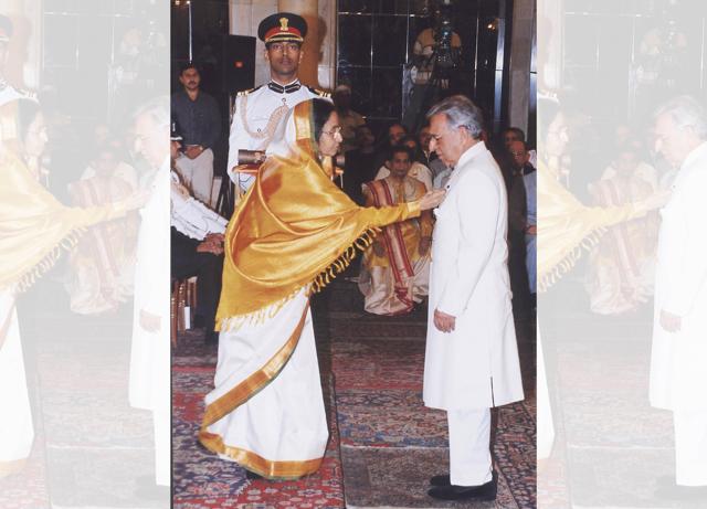 Then President, Pratibha Patil presenting the Padma Vibhushan to Biki Oberoi at the Rashtrapati Bhavan in 2008