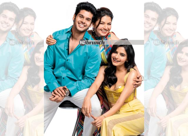 Bhagyashree’s experiences of the viciousness of film magazines—the social media of her time—put her in a good position to help her children through the toxicity of trolls; Avantika’s outfit by Arushi Rawal (Subi Samuel)