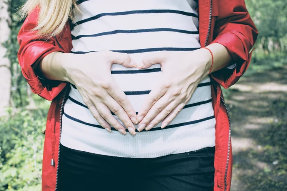 According to a report in The Sun, Niomi Thomas, a teenager, had no clue about her pregnancy till she felt a massive urge to push and turned around to discover that she has had a baby. (Unsplash)