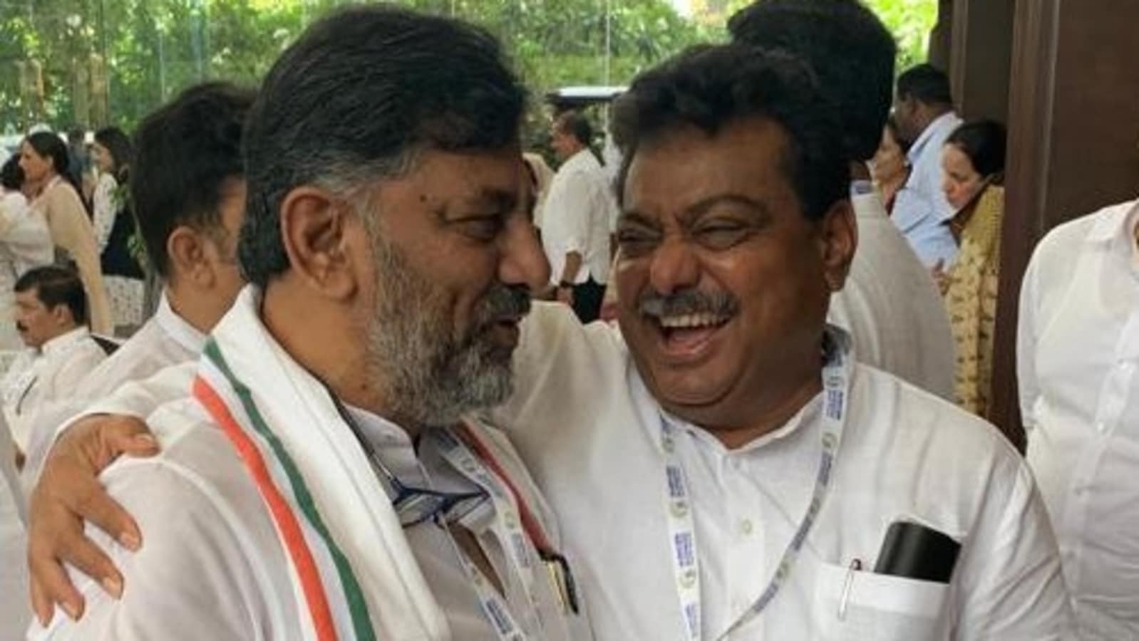 Karnataka Cong reunites after DKS, Patil call 'truce'