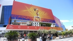 Un scooter passe devant le Palais des festivals lors du 72e festival international du film, Cannes, dans le sud de la France, le 13 mai 2019. Cette année marque le 75 anniversaire de Cannes.  (fichier AP)