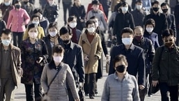 Pessoas usando máscaras protetoras viajam em Pyongyang, Coreia do Norte (Kyodo/via REUTERS)