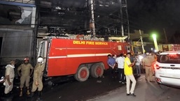 शनिवार, 14 मई, 2022 की तड़के पश्चिमी दिल्ली में मुंडका मेट्रो स्टेशन के पास एक कार्यालय की इमारत में भीषण आग लगने के बाद बचाव और राहत कार्य में जुटे दमकलकर्मी।