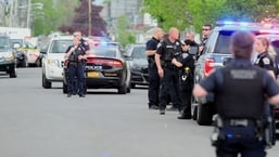 La police de Buffalo sur les lieux d'un Tops Friendly Market le 14 mai 2022 à Buffalo, New York. 
