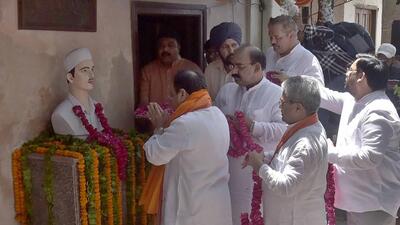 BJP president JP Nadda paying tribute to martyr Sukhdev at his house in Naughara, Ludhiana on May 14, 2022. (Gurpreet Singh/HT)