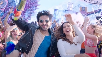 Kartik Aaryan and Kiara Advani in De Taali from Bhool Bhulaiyaa 2. Kartik Aaryan and Kiara Advani in De Taali from Bhool Bhulaiyaa 2.