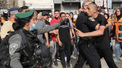 Mourners clash with Israeli security forces during the funeral of slain veteran Al-Jazeera journalist Shireen Abu Akleh in Jerusalem's Old City on May 13, 2022, two days after she was killed while covering an Israeli army raid in the West Bank. (Photo by GIL COHEN-MAGEN / AFP) Mourners clash with Israeli security forces during the funeral of slain veteran Al-Jazeera journalist Shireen Abu Akleh in Jerusalem's Old City on May 13, 2022, two days after she was killed while covering an Israeli army raid in the West Bank. (Photo by GIL COHEN-MAGEN / AFP)