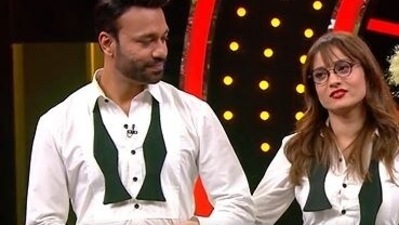 Ankita Lokhande and Vicky Jain on the show Smart Jodi.&nbsp;