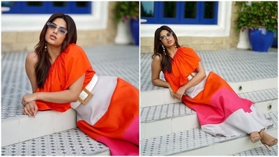 After the pictures were posted online, Harnaaz's fans showered them with likes and comments praising her look. One user wrote, "Love this look." Another commented, "Love this look queen." Many dropped heart-eye emojis in the comments section. (Instagram/@harnaazsandhu_03) After the pictures were posted online, Harnaaz's fans showered them with likes and comments praising her look. One user wrote, "Love this look." Another commented, "Love this look queen." Many dropped heart-eye emojis in the comments section. (Instagram/@harnaazsandhu_03)