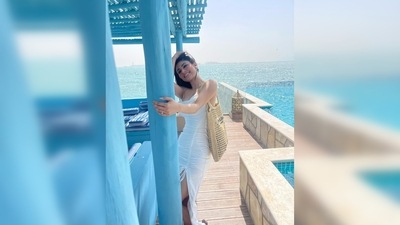 Mouni Roy teamed her simple yet stylish beach wear with a beige tote bag from the luxury brand Prada. (Instagram/@imouniroy) Mouni Roy teamed her simple yet stylish beach wear with a beige tote bag from the luxury brand Prada. (Instagram/@imouniroy)