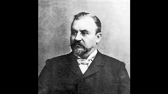 Russian researcher Constantin Fahlberg of Johns Hopkins University discovered saccharin, the world’s first artificial sweetener, in 1879.