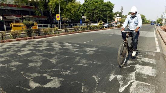 Melting tarmac on Sikandra Road near Mandi House in Delhi on Saturday. (Arvind Yadav/HT Photo)