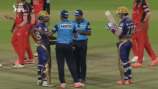 Rinku Singh arguing with on-field umpires in KKR vs SRH game(Twitter) Rinku Singh arguing with on-field umpires in KKR vs SRH game(Twitter)
