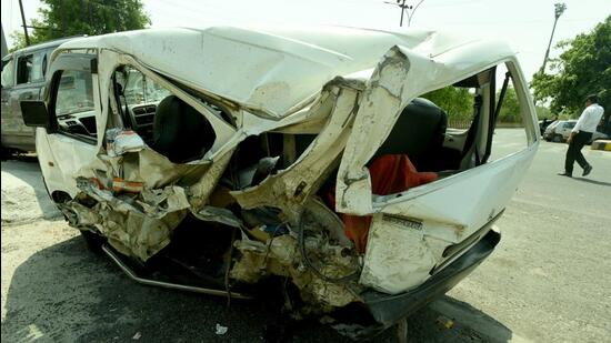 Four hurt after SUV rams into car on Noida-Greater Noida Expressway ...