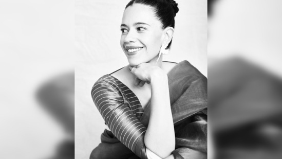 Kalki Koechlin's saree comes in three shades - violet, scarlet and magenta. It is worth <span class='webrupee'>₹</span>26,800, as per the official handle of the label.(Instagram/@kalkikanmani)