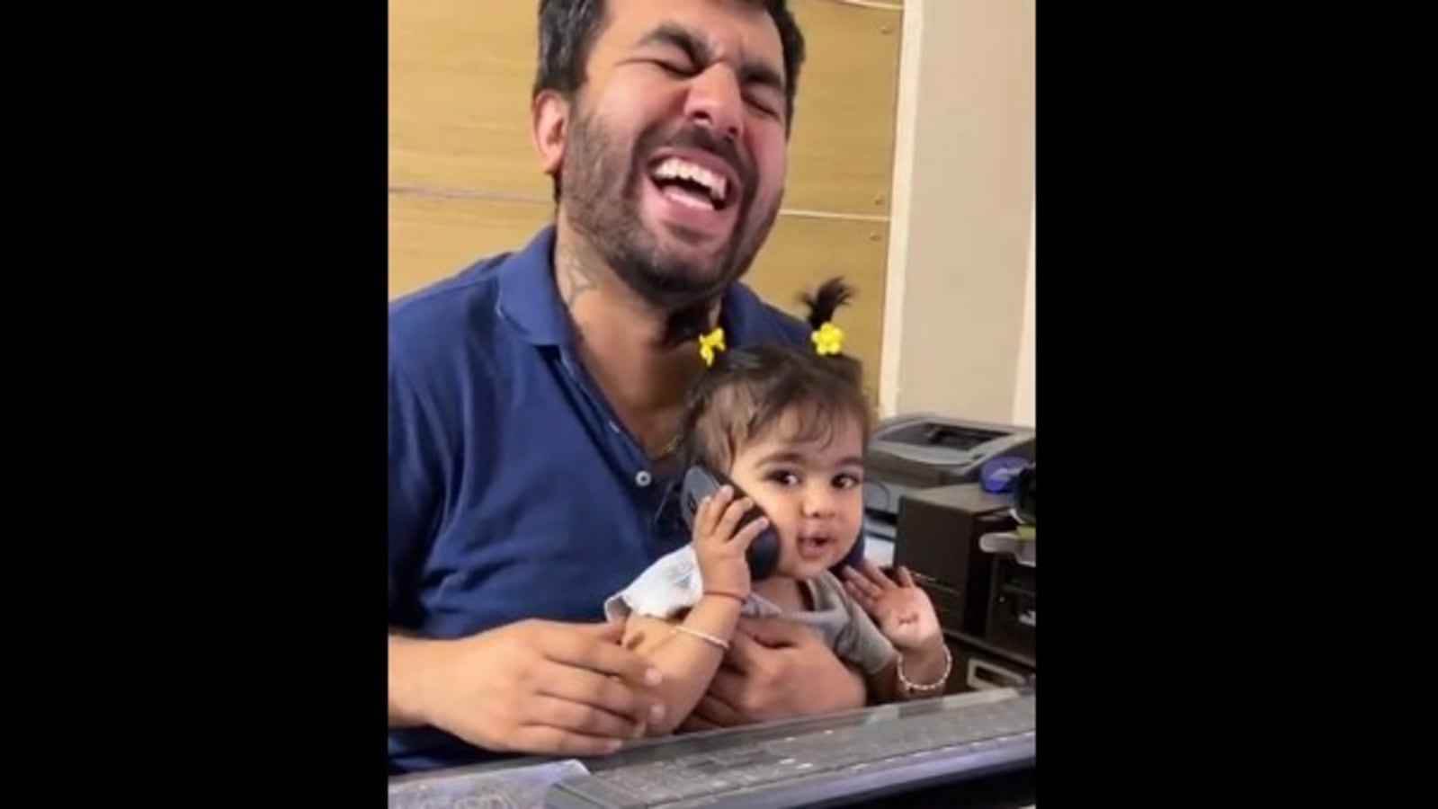 Dad tries teaching baby girl how to hold computer mouse, she thinks it’s a phone | Trending