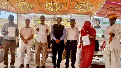 Jalore district collector Nishant Jain felicitating the donors, officials and others on achieving 100% health insurance coverage in Narsana.