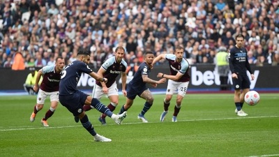 Manchester City's Riyad Mahrez has a penalty saved by West Ham United's Lukasz Fabianski (REUTERS)