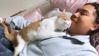 The moment in the Reddit video where a woman realises that her cat loves her. (Reddit/@Zucchinimeaniee) The moment in the Reddit video where a woman realises that her cat loves her. (Reddit/@Zucchinimeaniee)