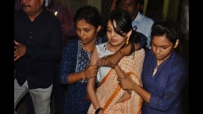 Marathi TV actress Ketaki Chitale being taken to Thane Crime Branch Unit no 1 in thane on 14 May in Thane . (Praful Gangurde / HT Photo) Marathi TV actress Ketaki Chitale being taken to Thane Crime Branch Unit no 1 in thane on 14 May in Thane . (Praful Gangurde / HT Photo)