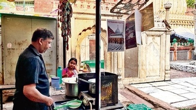 Sitting at the stall gives a tantalisingly close view of the shrine’s marble dome. Sitting at the stall gives a tantalisingly close view of the shrine’s marble dome.