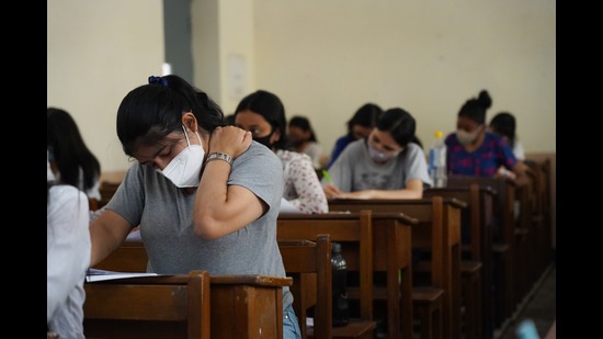 DU students appeared for the Open Book Examination (OBE) when the pandemic forced colleges to shift online. (Photo: Gokul VS/HT) DU students appeared for the Open Book Examination (OBE) when the pandemic forced colleges to shift online. (Photo: Gokul VS/HT)
