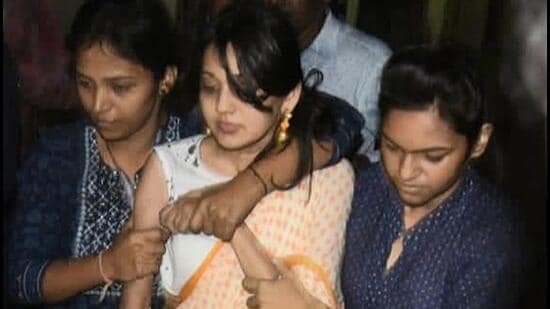 Marathi actor Ketaki Chitale being taken to Thane Crime Branch Unit 1 on Saturday after she was arrested by Thane police for a derogatory post against NCP chief Sharad Pawar. (PRAFUL GANGURDE/HT PHOTO.)