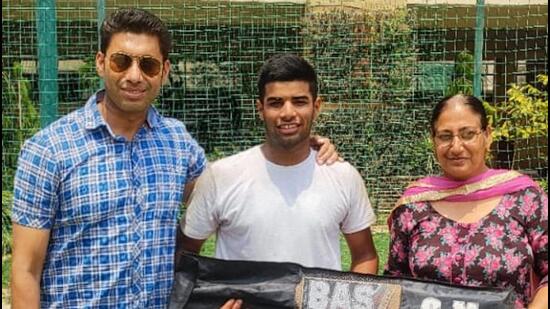 DAV School, BRS Nagar, Ludhiana, felicitated the school’s star bowler Aradhya Shukla. (HT Photo)