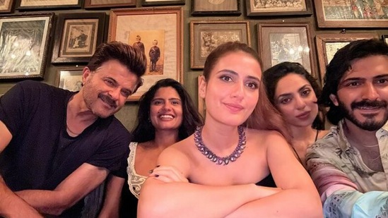 Fatima Sana Shaikh poses for a picture with Anil Kapoor, Harsh Varrdhan Kapoor, Sobhita Dhulipala, and Thar's cinematographer Shreya Dev Dube.