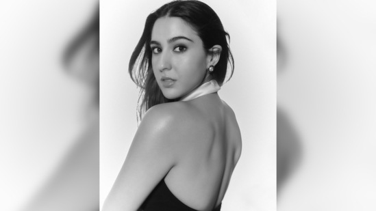 Sara Ali Khan's flaunted her back as she gave a 'palat' pose for the camera.(Instagram/@saraalikhan95)