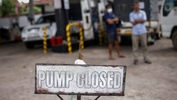 Pessoas esperam em fila para comprar gasolina em um posto de combustível fechado, em meio à crise econômica do país em Colombo, Sri Lanka, na segunda-feira. 