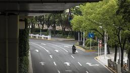 Um entregador anda de moto por uma estrada quase vazia durante um bloqueio devido ao Covid-19 em Xangai, China, na segunda-feira.  (Bloomberg)