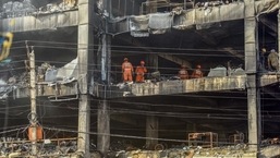 नई दिल्ली के मुंडका में एक व्यावसायिक इमारत में आग लगने के एक दिन बाद राष्ट्रीय आपदा प्रतिक्रिया बल (एनडीआरएफ) के कर्मियों ने जले हुए फर्श से जले हुए मलबे को साफ किया।  (एचटी फोटो।)