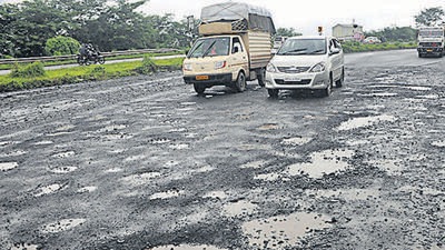 Civic body Bruhat Bengaluru Mahanagara Palike (BBMP) on Monday said so far, around 9,500 potholes have been identified across the city. (HT File/Representative use)