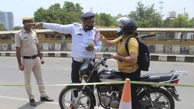 Out of the total 432 fines issued for wrong-way driving in two days, 255 were issued on Friday and 177 on Saturday. The traffic police will tabulate such cases for Sunday on Monday, said the officials. (Parveen Kumar/HT PHOTO)