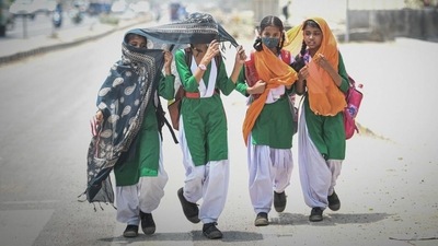 Officials of the India Meteorological Department (IMD) said heatwave conditions are likely to be declared over the Capital, with a ‘yellow’ alert in place for Friday and Saturday. (Sanchit Khanna/HT Photo) Officials of the India Meteorological Department (IMD) said heatwave conditions are likely to be declared over the Capital, with a ‘yellow’ alert in place for Friday and Saturday. (Sanchit Khanna/HT Photo)