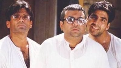 Suniel Shetty, Paresh Rawal and Akshay Kumar in a still from Hera Pheri.&nbsp;
