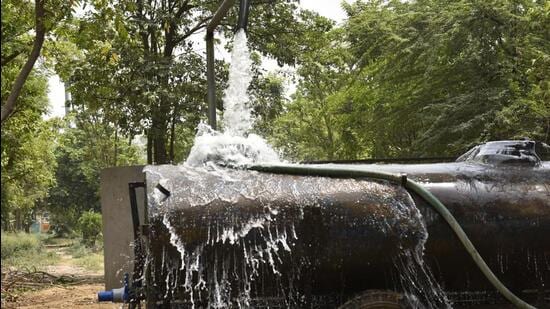 Gurugram, India – May 4, 2022: An over flowing water tanker at Sector 31 filling station, near NH 48, in Gurugram, India, on Wednesday, May 04, 2022. (Photo by Vipin Kumar/ Hindustan Times) (Vipin Kumar/HT PHOTO)