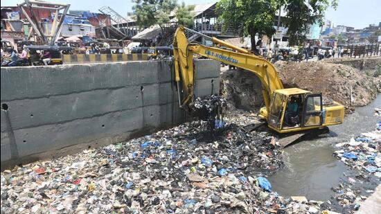 Meanwhile, civic officials of the Storm Water Drains (SWD) department maintained that as of May 16, they have already achieved 60% of the proposed target (Vijay Bate) Meanwhile, civic officials of the Storm Water Drains (SWD) department maintained that as of May 16, they have already achieved 60% of the proposed target (Vijay Bate)