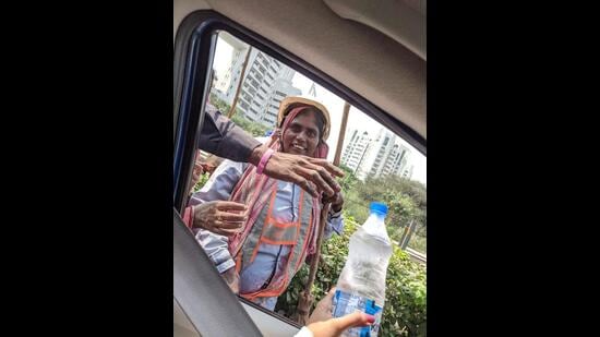 Gurugram resident Shailee Mayur Shah has been distributing cold water for those in need. Gurugram resident Shailee Mayur Shah has been distributing cold water for those in need.