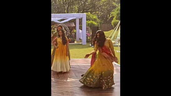 The bride and her squad dances to Kajra Mohabbat Wala in this Instagram video.&nbsp;(Instagram/@divyas_choreography)