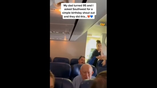 The passengers on the plane joined in to sing happy birthday to a man who turned 95.&nbsp;(goodnews_movement/Instagram)