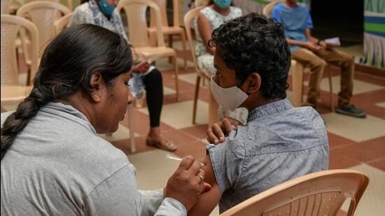 A health worker inoculates a school student with a dose of ‘Corbevax’ vaccine during a vaccination drive at a school in Bangalore. (AFP) A health worker inoculates a school student with a dose of ‘Corbevax’ vaccine during a vaccination drive at a school in Bangalore. (AFP)